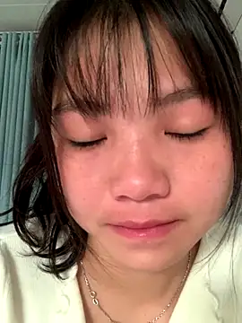 Snapshot of Emlyly-18 chatting on 14, 11, 2025 Emlyly-18 online show from 14, 11, 2025