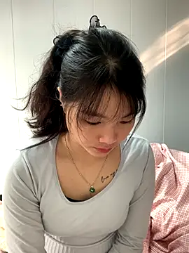 Snapshot of Emlyly-18 chatting on 15, 11, 2025 Emlyly-18 online show from 15, 11, 2025