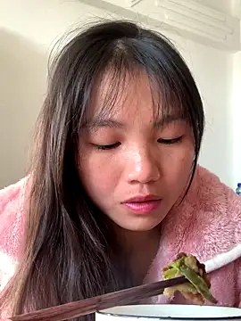 Snapshot of Emlyly-18 chatting on 19, 11, 2025 Emlyly-18 online show from 19, 11, 2025