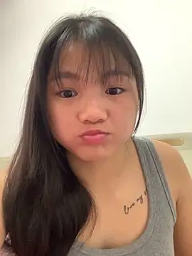 Snapshot of Emlyly-18 chatting on 22, 11, 2025 Emlyly-18 online show from 22, 11, 2025