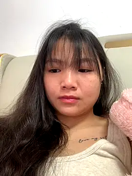 Snapshot of Emlyly-18 chatting on 30, 11, 2025 Emlyly-18 online show from 30, 11, 2025