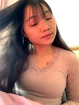 Snapshot of Emlyly-18 chatting on 3, 12, 2025 Emlyly-18 online show from 3, 12, 2025