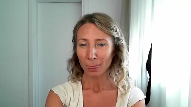 Snapshot of Paevoa chatting on 13, 11, 2025 Paevoa online show from 13, 11, 2025