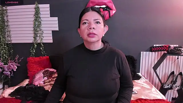 Snapshot of kinky_momm chatting on 4, 7, 2026 kinky momm online show from 4, 7, 2026