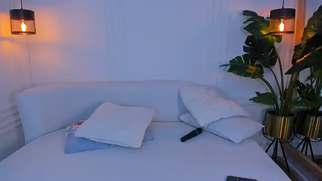 Dafne Hillss online show from 1, 10, 2025