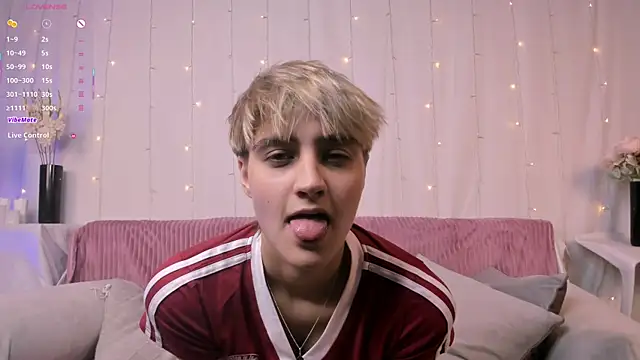 Snapshot of Astrellia chatting on 10, 10, 2025 Astrellia online show from 10, 10, 2025