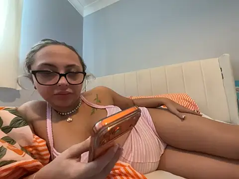 Snapshot of petitelucyXoxx chatting on 7, 5, 2026 petitelucyXoxx online show from 7, 5, 2026