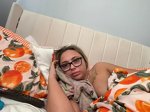 Snapshot of petitelucyXoxx chatting on 9, 5, 2026 petitelucyXoxx online show from 9, 5, 2026