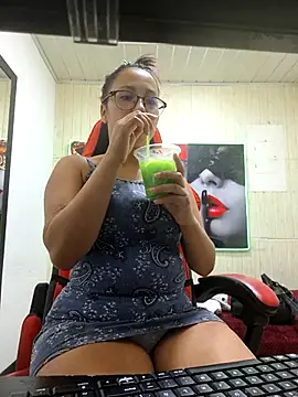 Snapshot of susan_mooree chatting on 4, 12, 2025 susan mooree online show from 4, 12, 2025