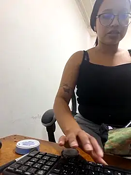 Snapshot of susan_mooree chatting on 18, 12, 2025 susan mooree online show from 18, 12, 2025