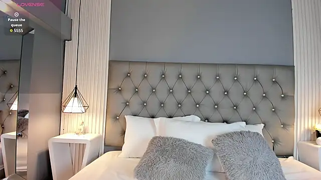 LunaBloomn online show from 8, 11, 2025