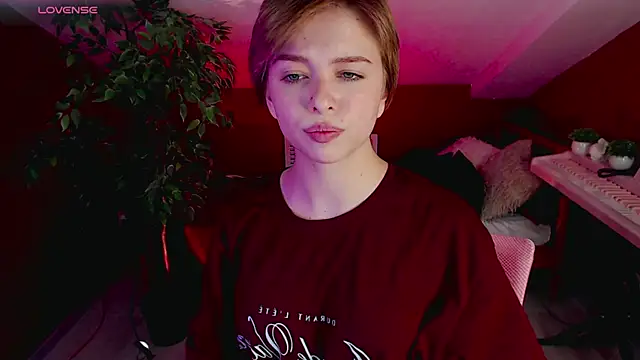 Snapshot of HypeQueen chatting on 10, 10, 2025 HypeQueen online show from 10, 10, 2025