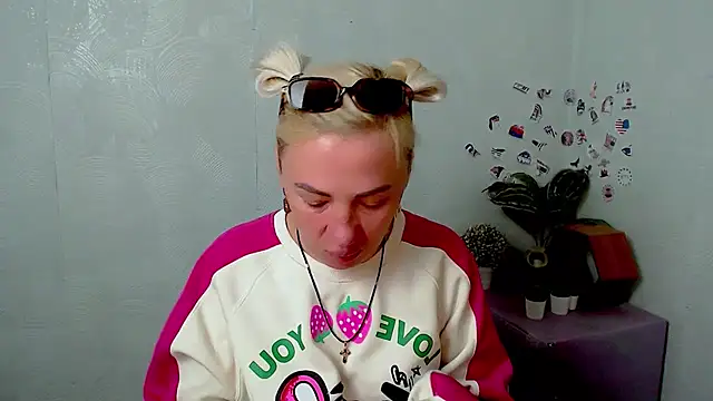 Snapshot of EmmaCat_ chatting on 2, 5, 2026 EmmaCat online show from 2, 5, 2026