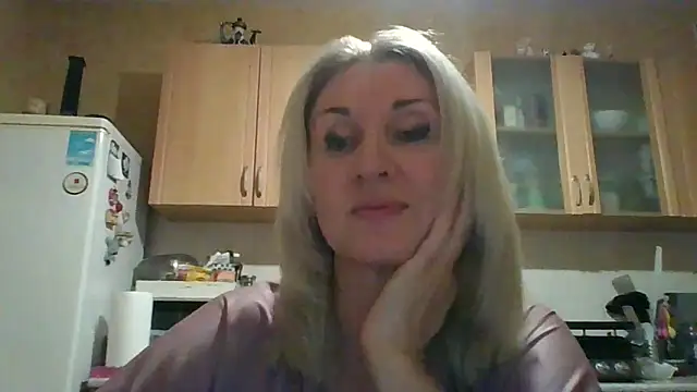 Snapshot of Tovelyn chatting on 3, 10, 2025 Tovelyn online show from 3, 10, 2025