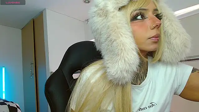 Snapshot of KoraRousee chatting on 19, 12, 2025 KoraRousee online show from 19, 12, 2025