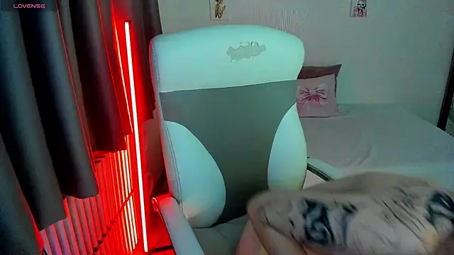 Snapshot of Megancat333 chatting on 8, 10, 2025 Megancat333 online show from 8, 10, 2025