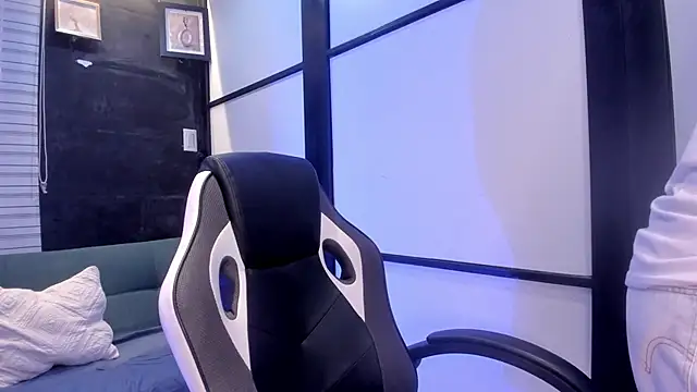 Snapshot of Declan-Fox chatting on 6, 10, 2025 Declan-Fox online show from 6, 10, 2025