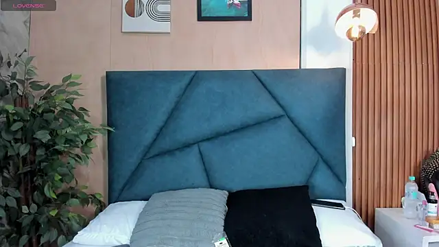 VictoriaHarriss online show from 11, 11, 2025