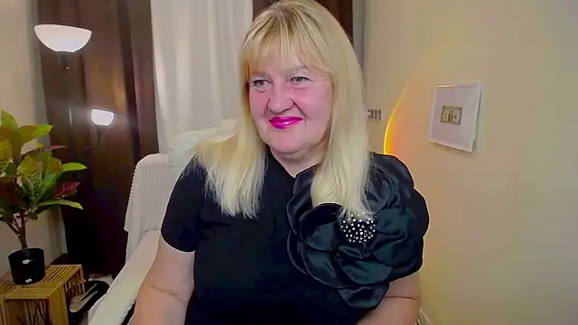 Snapshot of EmmaEllison chatting on 16, 9, 2025 EmmaEllison online show from 16, 9, 2025