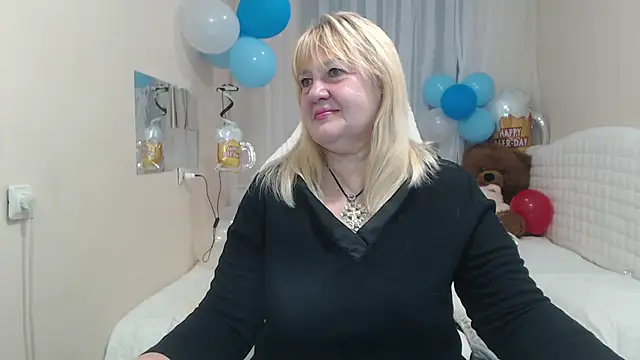 Snapshot of EmmaEllison chatting on 4, 10, 2025 EmmaEllison online show from 4, 10, 2025