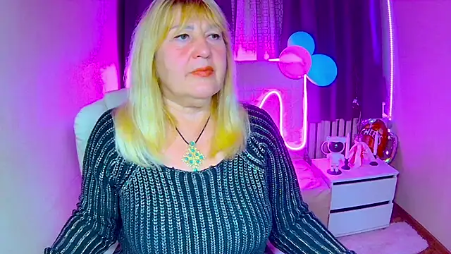 Snapshot of EmmaEllison chatting on 7, 10, 2025 EmmaEllison online show from 7, 10, 2025