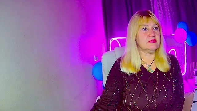 Snapshot of EmmaEllison chatting on 8, 10, 2025 EmmaEllison online show from 8, 10, 2025