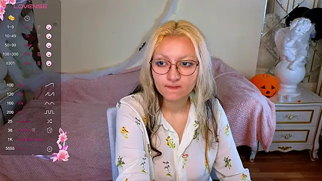 JuicyLullu online show from 10, 11, 2025