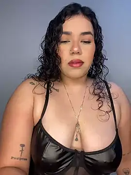 krisstenSantos online show from 5, 11, 2025