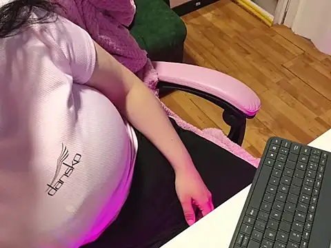 valery cute 18 online show from 6, 1, 2026