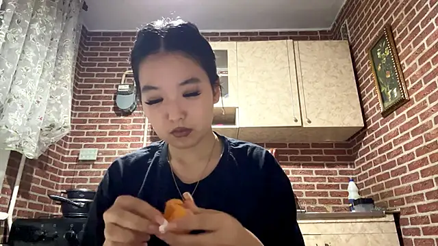 EmmaLeexth online show from 4, 11, 2025