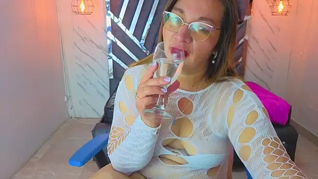 Snapshot of MaylinRosse_ chatting on 18, 6, 2026 MaylinRosse online show from 18, 6, 2026