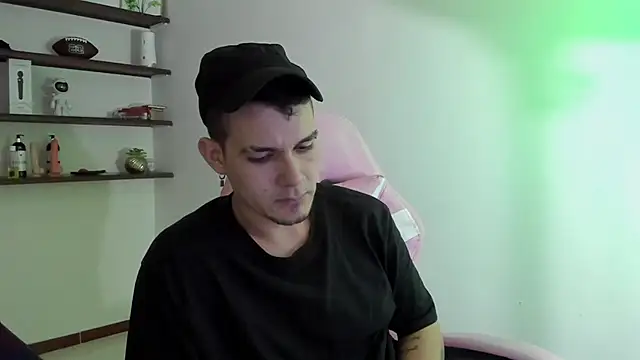 Snapshot of BooyHott_ chatting on 17, 12, 2025 BooyHott online show from 17, 12, 2025