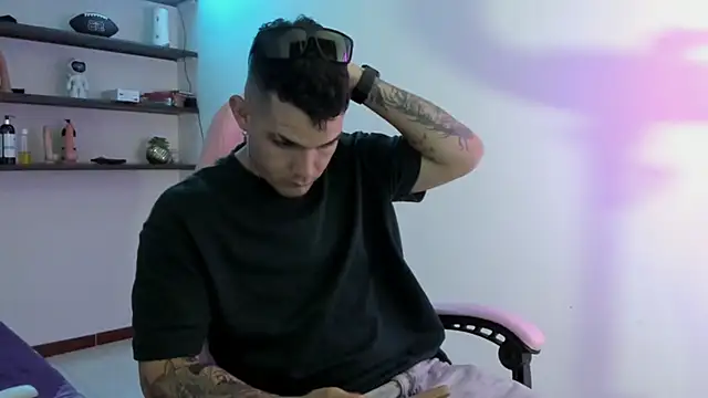 Snapshot of BooyHott_ chatting on 19, 12, 2025 BooyHott online show from 19, 12, 2025