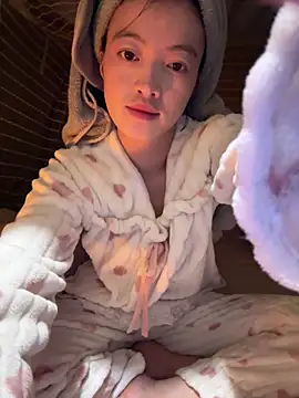 Snapshot of Tramy_xx chatting on 16, 10, 2025 Tramy xx online show from 16, 10, 2025