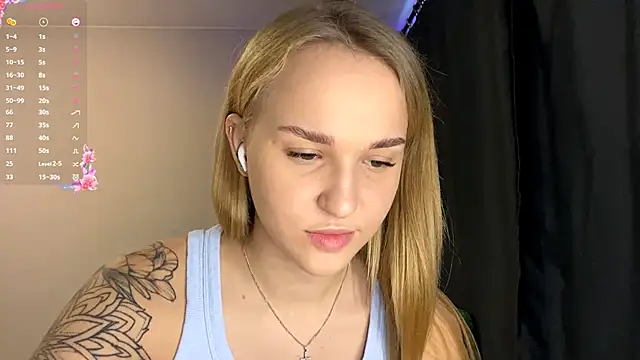 Snapshot of TanekaBoitel chatting on 4, 10, 2025 TanekaBoitel online show from 4, 10, 2025