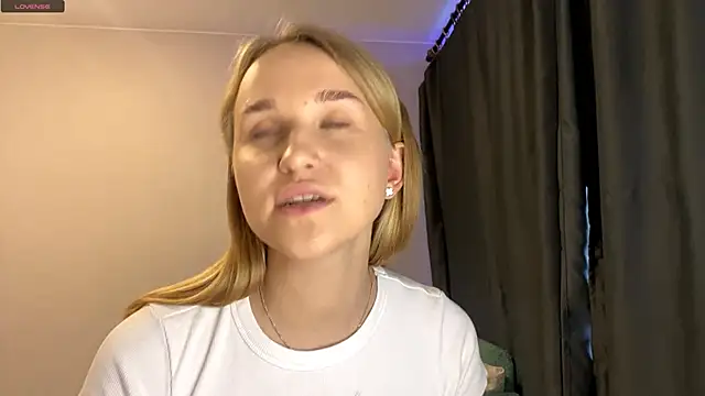 Snapshot of TanekaBoitel chatting on 8, 10, 2025 TanekaBoitel online show from 8, 10, 2025