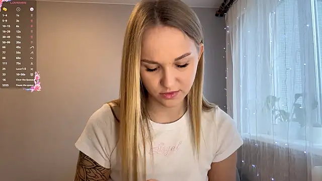 Snapshot of TanekaBoitel chatting on 2, 12, 2025 TanekaBoitel online show from 2, 12, 2025