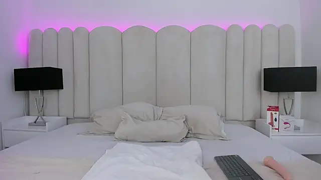 VanessaParis   online show from 14, 10, 2025