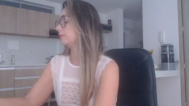 Snapshot of LovePaula chatting on 12, 3, 2026 LovePaula online show from 12, 3, 2026