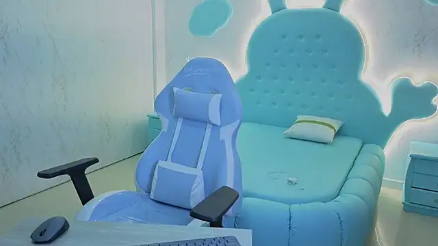 Mia Cuttee online show from 25, 10, 2025