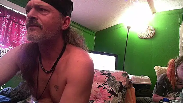 Snapshot of HippieDad333 chatting on 12, 4, 2026 HippieDad333 online show from 12, 4, 2026
