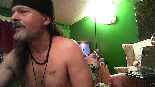 Snapshot of HippieDad333 chatting on 16, 4, 2026 HippieDad333 online show from 16, 4, 2026