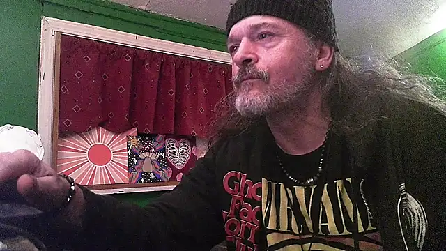 Snapshot of HippieDad333 chatting on 18, 4, 2026 HippieDad333 online show from 18, 4, 2026