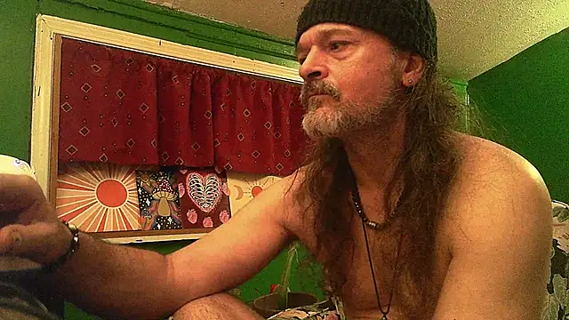 Snapshot of HippieDad333 chatting on 19, 4, 2026 HippieDad333 online show from 19, 4, 2026