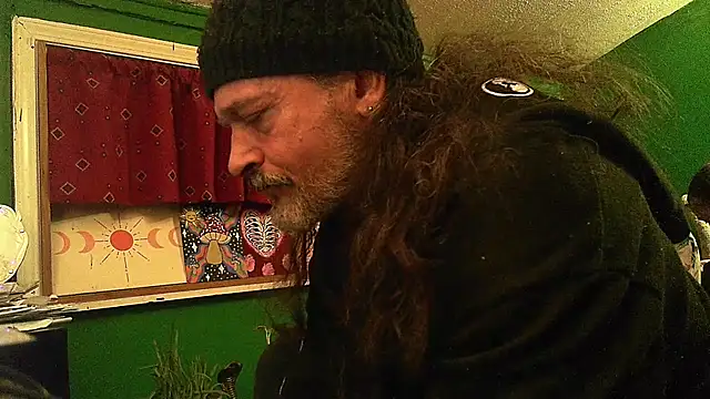 Snapshot of HippieDad333 chatting on 21, 4, 2026 HippieDad333 online show from 21, 4, 2026