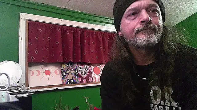 Snapshot of HippieDad333 chatting on 22, 4, 2026 HippieDad333 online show from 22, 4, 2026