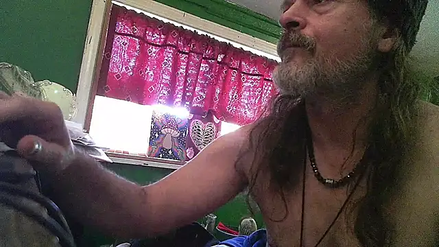 Snapshot of HippieDad333 chatting on 27, 4, 2026 HippieDad333 online show from 27, 4, 2026