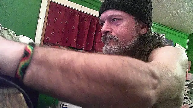 Snapshot of HippieDad333 chatting on 28, 4, 2026 HippieDad333 online show from 28, 4, 2026