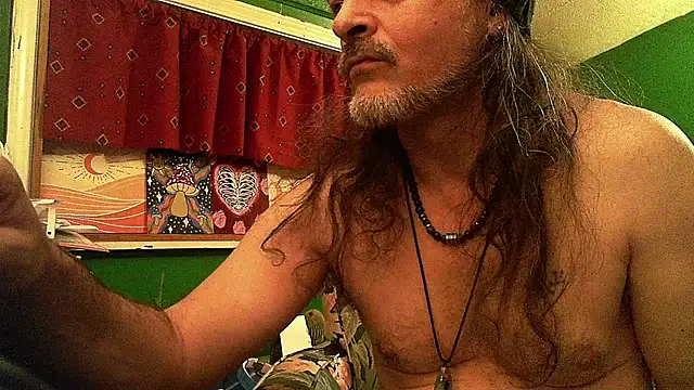 Snapshot of HippieDad333 chatting on 4, 5, 2026 HippieDad333 online show from 4, 5, 2026