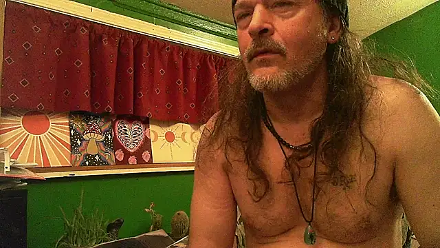 Snapshot of HippieDad333 chatting on 6, 5, 2026 HippieDad333 online show from 6, 5, 2026